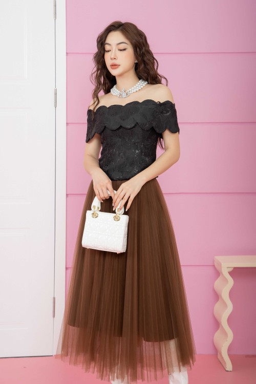 Black Scalloped Neckline Brocade Top (Áo nữ)