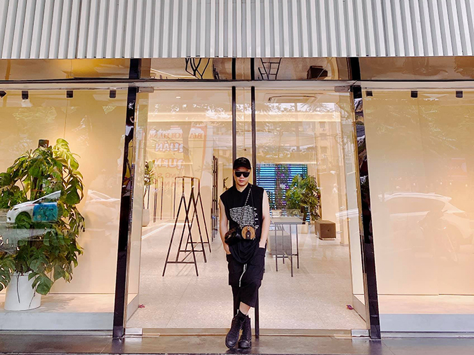 Nhà tạo mốt 8X đứng trước showroom đầu tiên ở Hà Nội của thương hiệu thời trang mới.